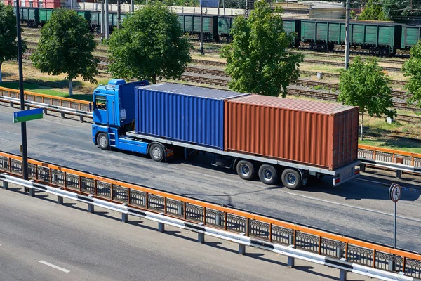 Lastbil med containrar i hamnen, cargo frakt och transport konceptet — Stockfoto