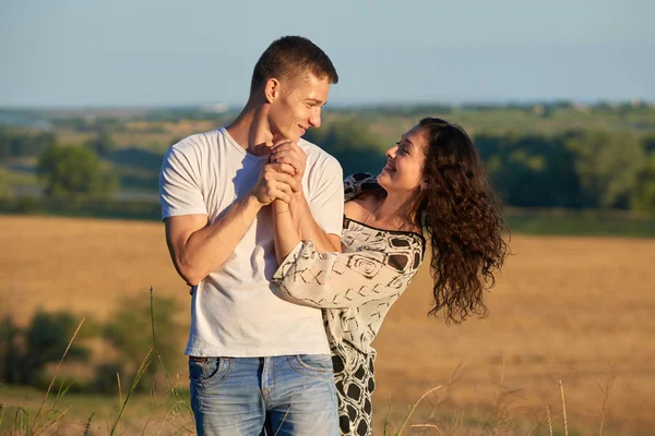 Feliz joven pareja posando alto en país al aire libre, concepto de gente romántica, temporada de verano — Foto de Stock