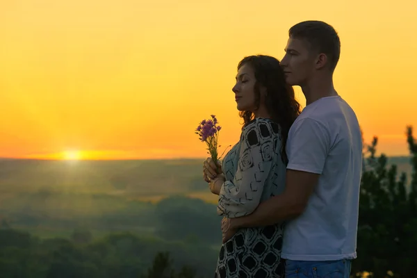 Pareja romántica mirada en el sol, noche en el aire libre, hermosas tierras — Foto de Stock