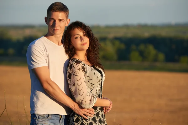 Feliz joven pareja posando alto en país al aire libre, concepto de gente romántica, temporada de verano — Foto de Stock