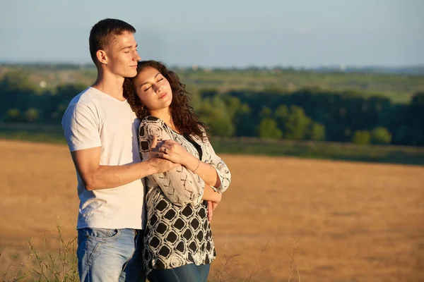 Feliz joven pareja posando alto en país al aire libre, concepto de gente romántica, temporada de verano — Foto de Stock