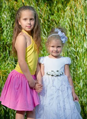 iki kız kardeş poz Şehir Parkı, çocukluk kavramı, mutlu bir çocuk portre