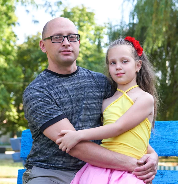 Father with children in park, happy family portrait, two peoples sit on bench, parenting concept — Stock Photo, Image