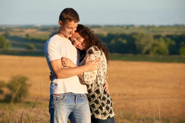 Feliz joven pareja posando alto en país al aire libre, concepto de gente romántica, temporada de verano — Foto de Stock
