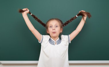 okul öğrenci kız açık silah temiz yazı tahtası, yapması ve duygular, giyinmiş bir siyah takım elbise, eğitim kavramı, studio fotoğraf