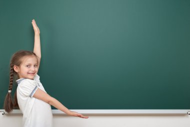 liseli öğrenci kız temiz yazı tahtası, yapması ve duygular, giyinmiş bir siyah takım elbise, eğitim kavramı, studio fotoğraf poz