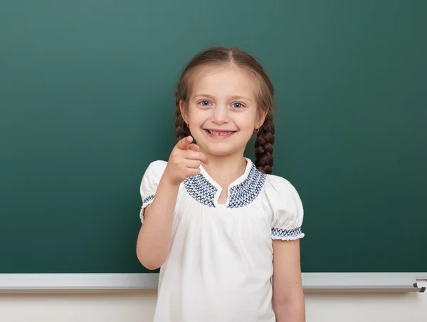 Estudiante de la escuela posando en la pizarra limpia, muecas y emociones, vestido con un traje negro, concepto de educación, foto de estudio — Foto de Stock