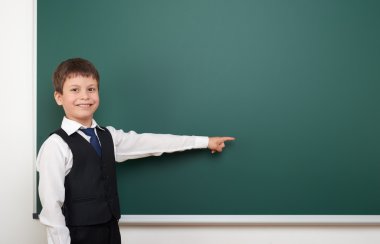 okul öğrenci çocuk temiz yazı tahtası poz, parmak ve noktada, yapması ve duygular, giyinmiş bir siyah takım elbise, eğitim kavramı, studio fotoğraf göster