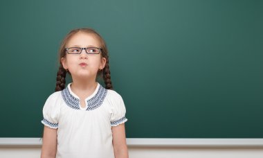 liseli öğrenci kız temiz yazı tahtası, yapması ve duygular, giyinmiş bir siyah takım elbise, eğitim kavramı, studio fotoğraf poz