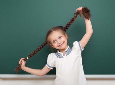 okul öğrenci kız açık silah temiz yazı tahtası, yapması ve duygular, giyinmiş bir siyah takım elbise, eğitim kavramı, studio fotoğraf