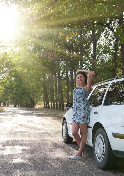 Chica en carretera con coche, temporada de verano — Foto de Stock