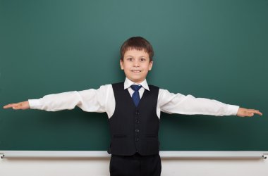 okul öğrenci çocuk temiz yazı tahtası ve Kollarını açarak, yapması ve duygular, giyinmiş bir siyah takım elbise, eğitim kavramı, studio fotoğraf poz