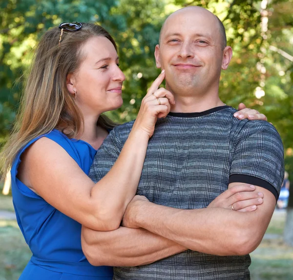 Feliz casal adulto posando, mulher toque cara de homem, conceito de pessoas românticas, temporada de verão, emoção e sentimento — Fotografia de Stock