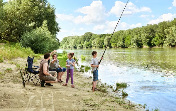 Familjecamping och fiske, personer aktiva i naturen, barn caugh — Stockfoto