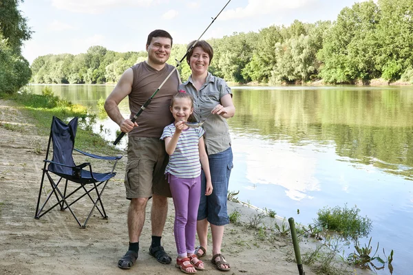 Personer camping och fiske, familj aktiv i naturen, Fångad barn fisk på bete, floden och skogen, sommarsäsongen — Stockfoto