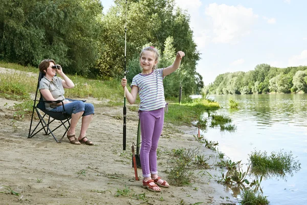 Barn tjej ser på fångad fisk, personer camping och fiske, familj aktiv i naturen, floden och skogen, sommarsäsongen — Stockfoto