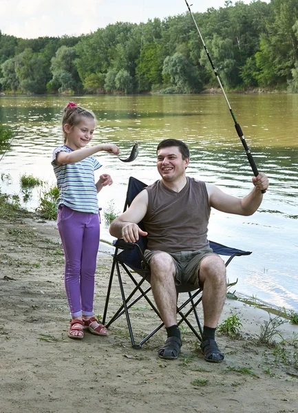 Pessoas acampar e pesca, lazer familiar na natureza, peixes capturados na isca, rio e floresta, temporada de verão — Fotografia de Stock
