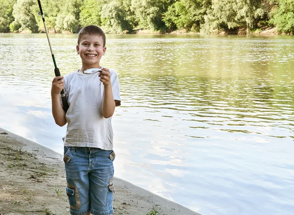 Pojke fånga fisk på bete, barn camping och fiske, floden och skogen, sommarsäsongen — Stockfoto