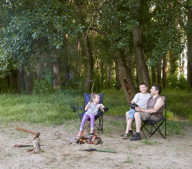 insanlar, ormanda kamp aile içinde tabiat, etkin kindle yangın, yaz sezonu