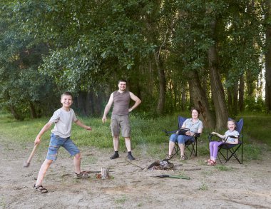 insanlar, ormanda kamp aile içinde tabiat, etkin kindle yangın, yaz sezonu