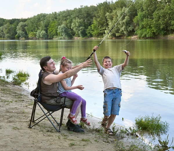 Personer camping och fiske, familj aktiv i naturen, fångad fisk på bete, floden och skogen, sommarsäsongen — Stockfoto