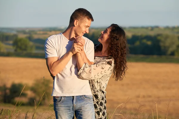 Joven pareja posando alto en país al aire libre, romántica gente amor concepto, verano temporada — Foto de Stock