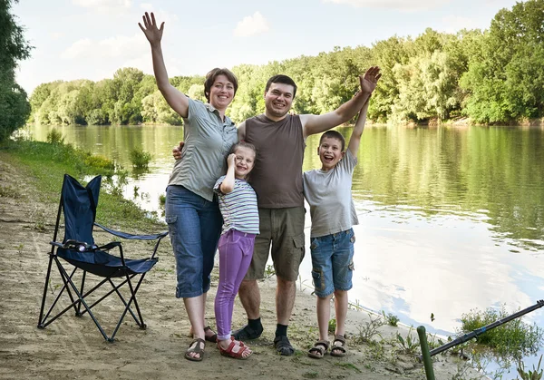 Personer camping och fiske, familj aktiv i naturen, fångad fisk på bete, floden och skogen, sommarsäsongen — Stockfoto