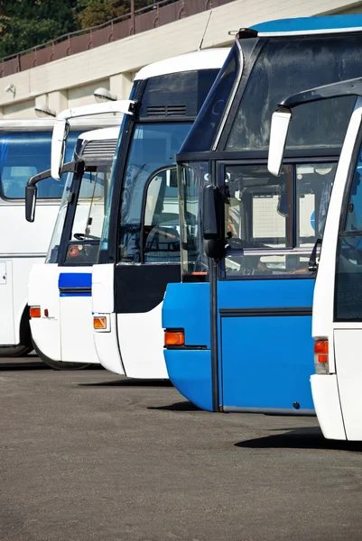 Autobuses turísticos en la estación de autobuses esperan pasajeros, viajes de personas y concepto de transporte — Foto de Stock