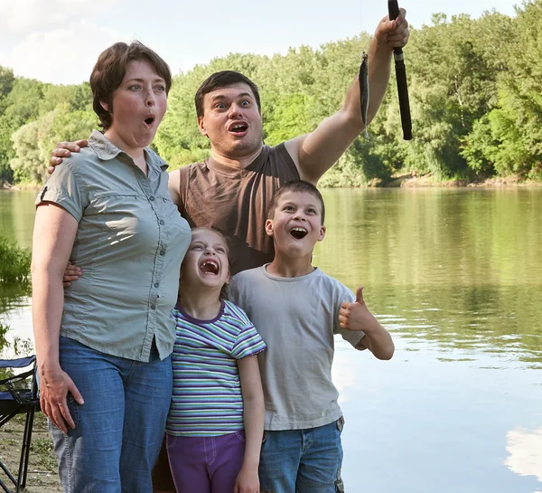 Familj med känslor fånga fisk, personer camping och fiske, fritid i naturen, floden och skogen, sommarsäsongen — Stockfoto