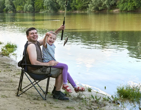 Lidé, kempování a rybaření, rodinné volný čas v přírodě, ryb ulovených na návnadu, řeky a lesa, letní sezóny — Stock fotografie