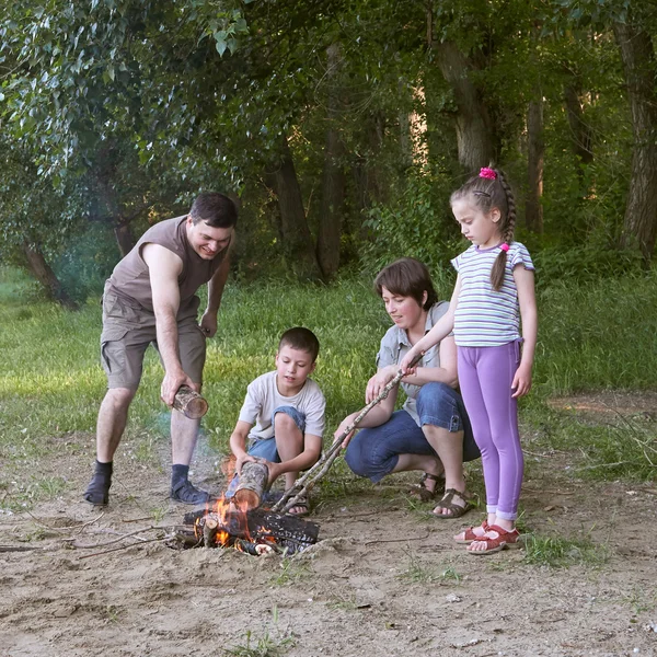 Personer camping i skogen, familj aktiv i naturen, kindle fire, sommarsäsongen — Stockfoto