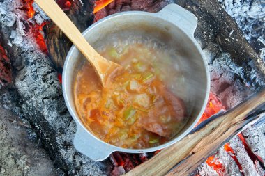 Yangın piknik, çaydanlığı koyayım ahşap, patates ve domates, sağlıklı Vejetaryen yiyecekler hazırlanan yemek pişirme