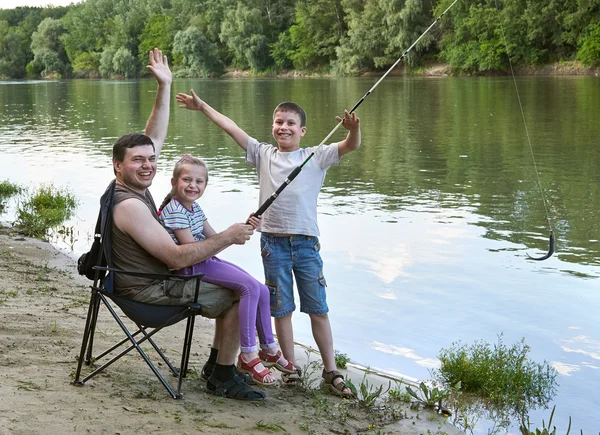 Personer camping och fiske, familj aktiv i naturen, fångad fisk på bete, floden och skogen, sommarsäsongen — Stockfoto