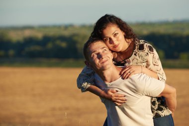 Hiking, tatil, sevgi ve dostluk kavramı - gülümseyen kaç akşam gökyüzü arka plan, yaz sezonu, kız adamın tesisi üzerinde eğleniyor önce