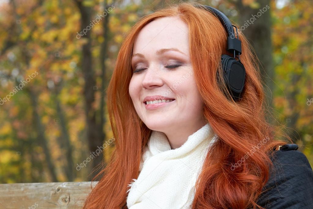 Девушки Портрет, Слушать Музыку На Аудио-Плеер С Наушниками.