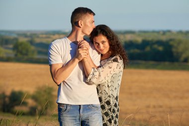 mutlu genç çift poz yüksek ülke açık Tarih, romantik insanlar kavramı, yaz sezonu