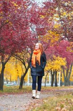 patika şehir Park, Sonbahar sezonu yürüyüşte kız