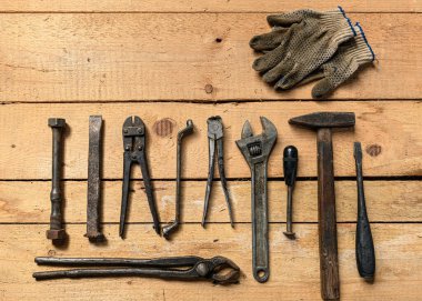 Eski tip ev aletlerinin çeşitliliği ahşap bir arka planda yaşam ve tamir konsepti.