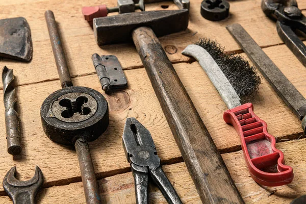 Verscheidenheid Van Oude Vintage Huishoudelijke Handgereedschap Stilleven Een Houten Achtergrond — Stockfoto