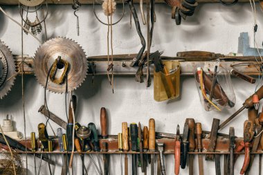 Eski ve modern ev aletlerinin çeşitliliği bir garajdaki el aletleri ve yenileme konsepti.