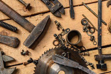Eski tip ev aletlerinin çeşitliliği ahşap bir arka planda yaşam ve tamir konsepti.