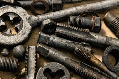 Eski vintage matkaplar ve iplikler ahşap bir arka planda ölüm aletleri