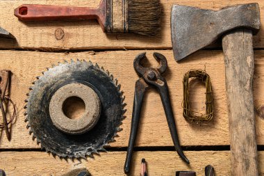 Eski tip ev aletleri ahşap bir arka planda yaşam ve tamir konsepti.