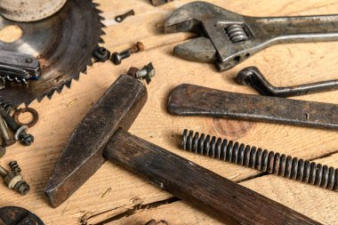 Eski tip ev aletlerinin çeşitliliği ahşap bir arka planda yaşam ve tamir konsepti.