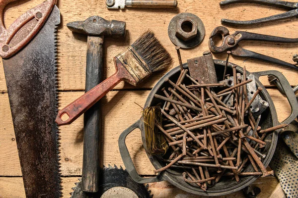 Starý Vinobraní Domácí Ruční Nářadí Zátiší Dřevěném Pozadí Konceptu Diy — Stock fotografie