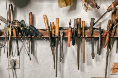 Eski ve modern ev aletlerinin çeşitliliği bir garajdaki el aletleri ve yenileme konsepti.