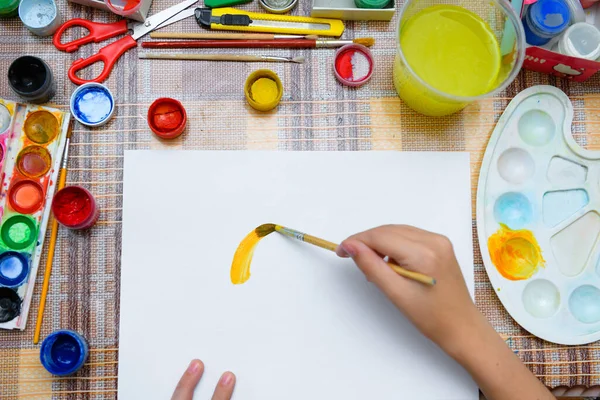 Uma Menina Desenhando Aquarela Grande Sol Sorridente Papel Branco Branco — Fotografia de Stock