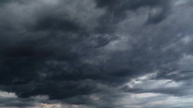 Fırtınalı bulutlarla dolu güzel, karanlık, dramatik bir gökyüzü.