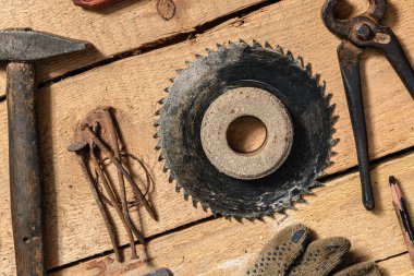 Eski tip ev aletleri ahşap bir arka planda yaşam ve tamir konsepti.