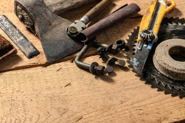 Eski tip ev aletleri ahşap bir arka planda metin için çerçeve ve yer olarak kullanılıyor